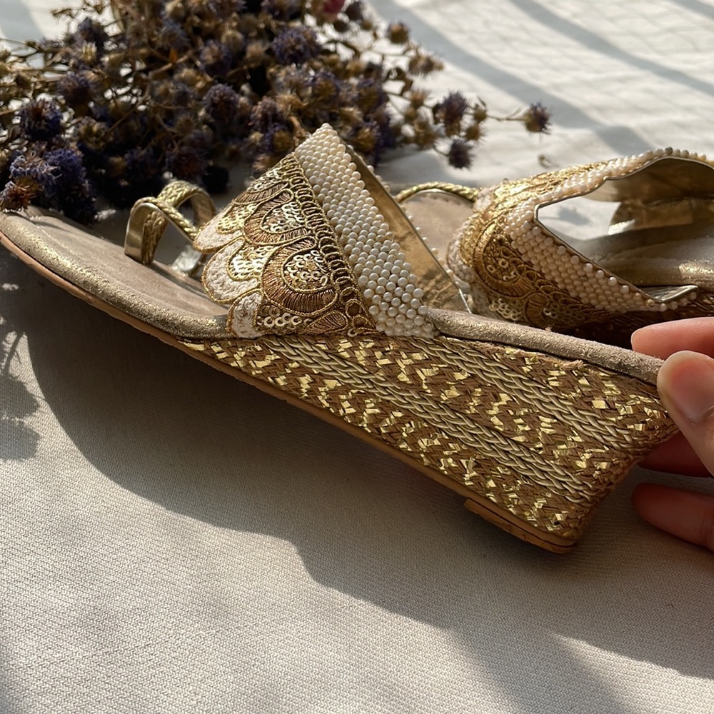 FLAT 500/- Ethnic wedge heels with embroidery - Picture 5 of 6